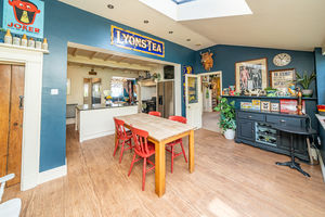 BREAKFAST ROOM- click for photo gallery